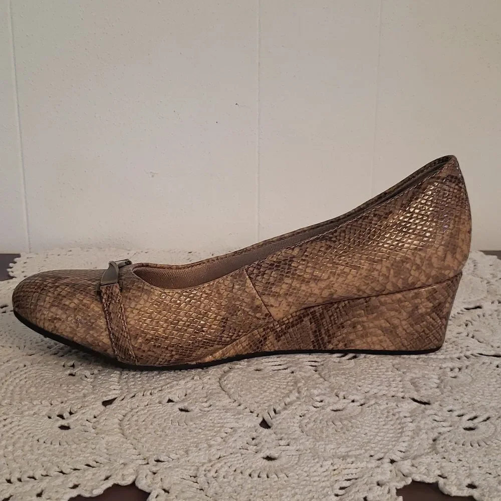 Life Stride Landeo Tan Brown Snakeskin Pattern Comfort Flex Wedges Sz 9.5